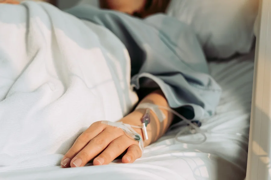 Foto colorida de paciente em coma deitada na cama do hospital - Neurologista explica o que é o coma e por que ele acontece - Metrópoles