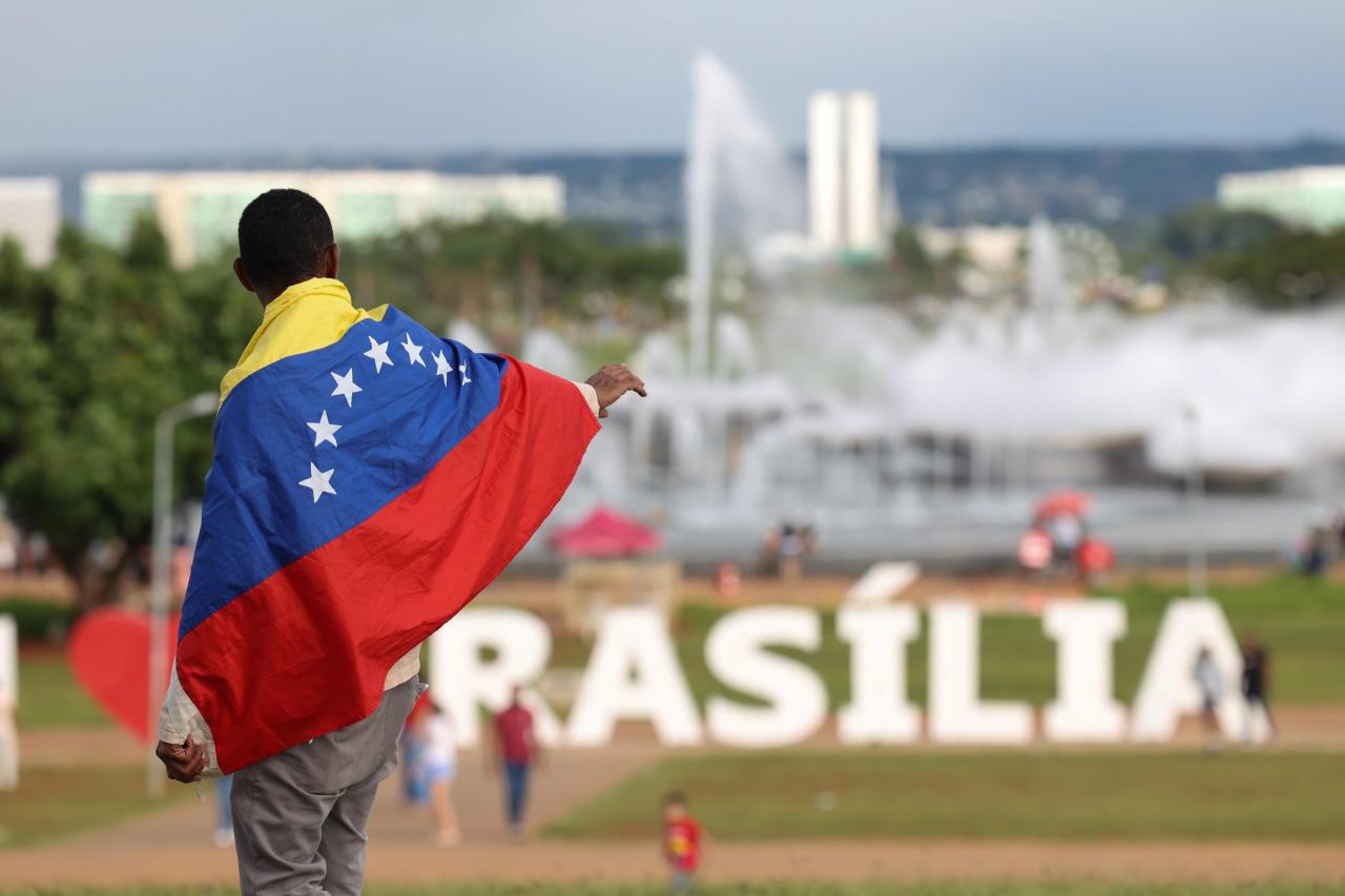 Ato reuniu venezuelanos e cubanos no centro de Brasília; para eles, a mobilização simboliza resistência, memória e esperança Ato reuniu venezuelanos e cubanos no centro de Brasília; para eles, a mobilização simboliza resistência, memória e esperança