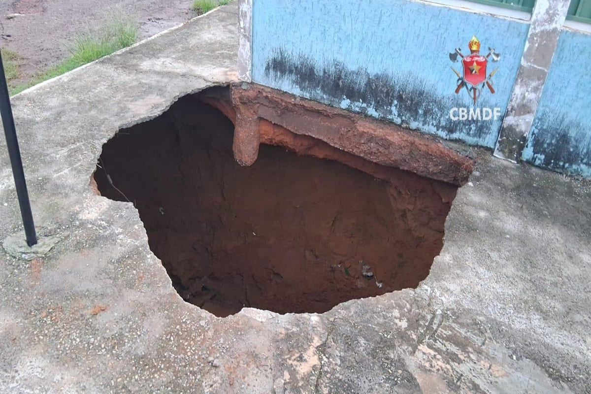 Cratera que engoliu irmãos e cães reabre ainda maior após temporal - destaque galeria