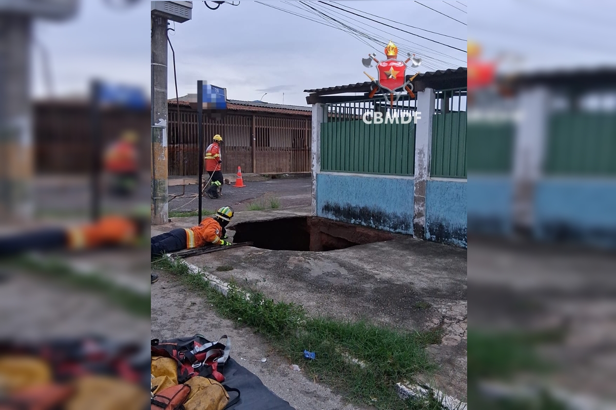 Bombeiros trabalham no resgate de pessoas e cães que caíram em cratera