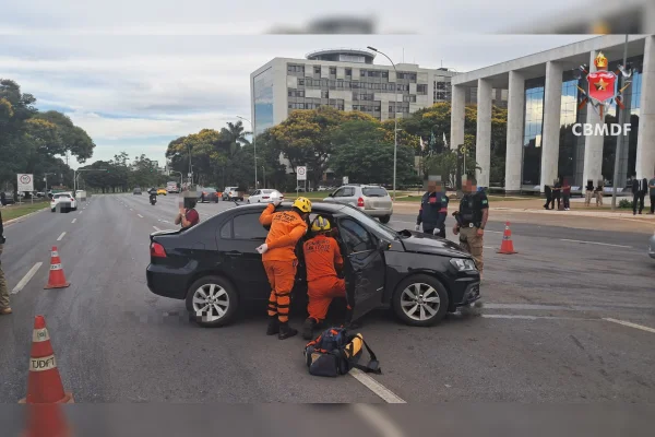 Ambulância bate em cinco carros e deixa duas mulheres feridas no DF - destaque galeria