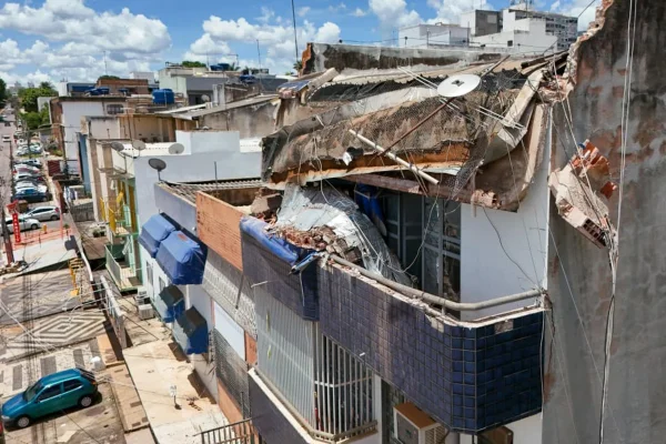 “Chão tremeu”, conta moradora de prédio interditado após desabamento - destaque galeria