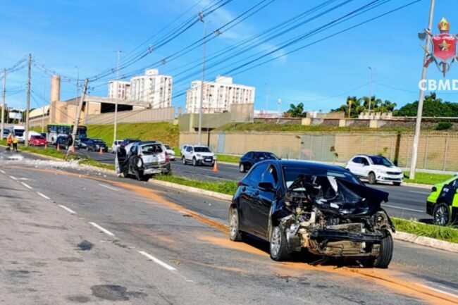 Carros batidos após acidente em via - Metrópoles
