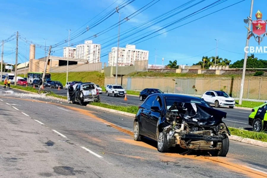 Carros batidos após acidente em via - Metrópoles
