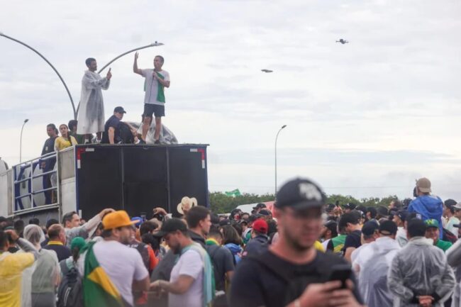 Deputado federal Nikolas Ferreira (PL-MG) discursa na Praça do Cruzeiro ao final da "Caminhada da Liberdade"