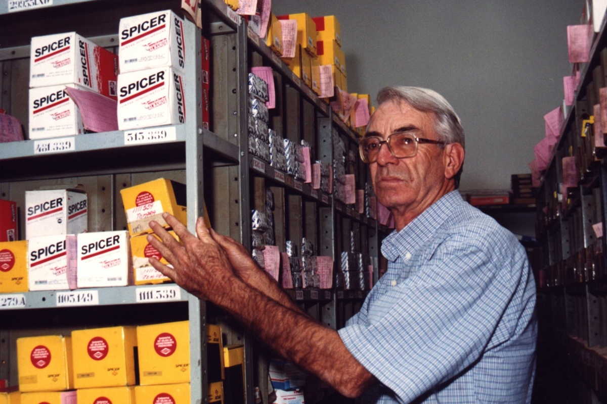 Homem de óculos segurando uma caixa - Metrópoles