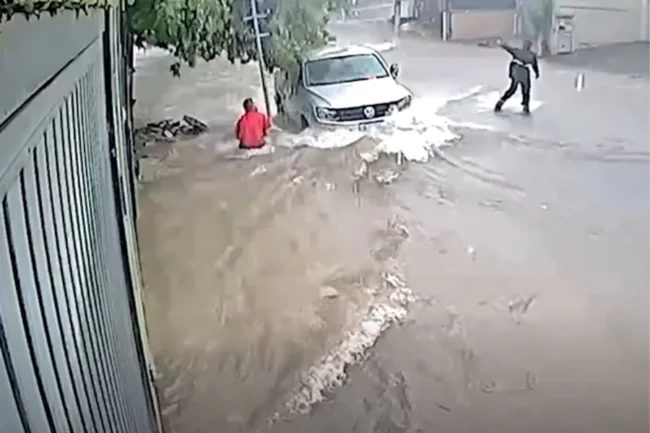 Veja-momento-em-que-homem-de-75-anos-e-arrastado-por-enxurrada-em-SP