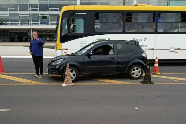 Motorista usando celular bate em meio-fio do Palácio do Planalto - destaque galeria