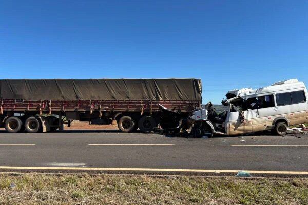Van que bateu em carreta tinha adesivo que dizia: “Tocar a noite toda” - destaque galeria