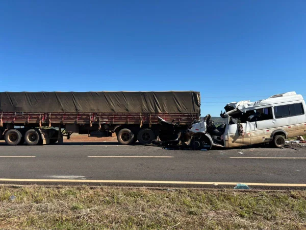Van que bateu em carreta tinha adesivo que dizia: “Tocar a noite toda” - destaque galeria