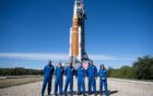 Imagem colorida mostra astronautas que irão participar da Artemis II e a nave que os levará - Metrópoles