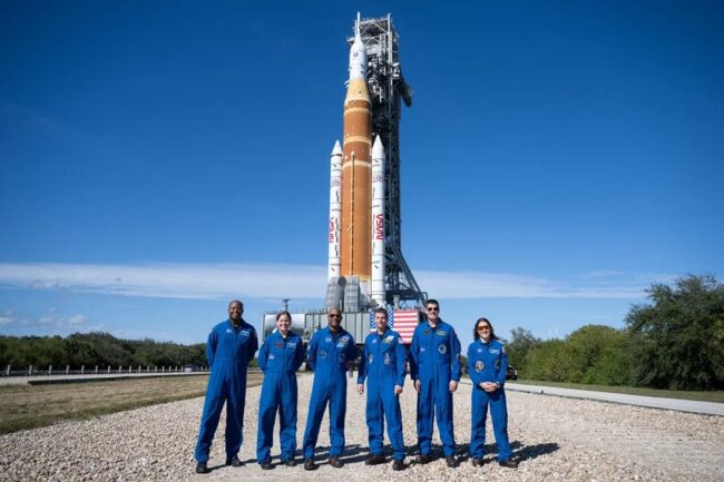 Imagem colorida mostra astronautas que irão participar da Artemis II e a nave que os levará - Metrópoles