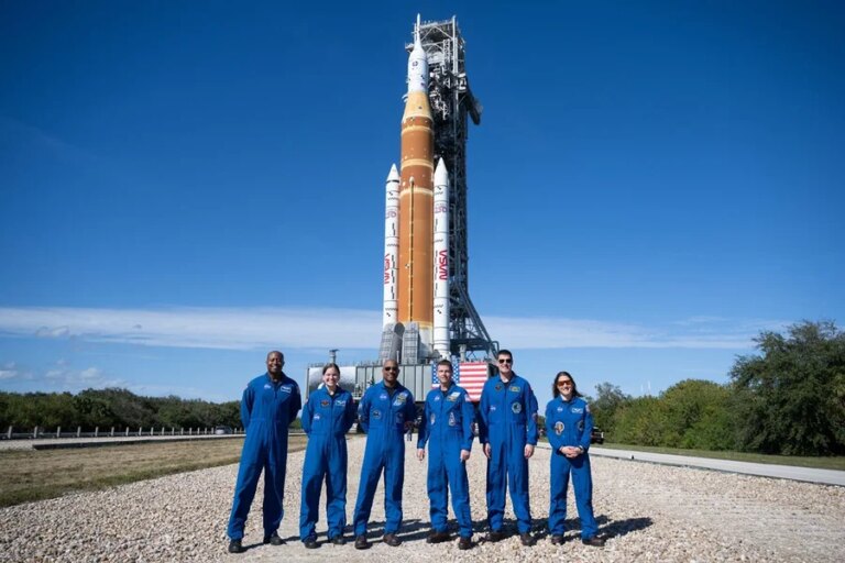 Imagem colorida mostra astronautas que irão participar da Artemis II e a nave que os levará - Metrópoles
