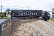 Caminhão da cavalaria da PMDF derrapa e colide com cerca em via no DF - imagem 5