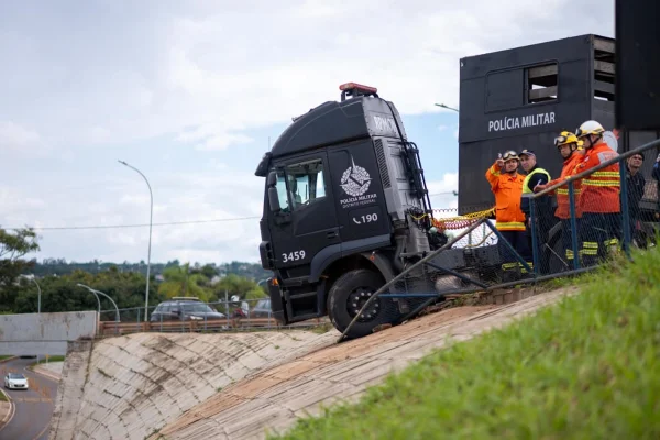 Caminhão da cavalaria da PMDF derrapa e colide com cerca em via no DF - destaque galeria