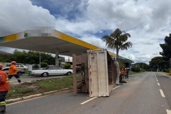 Motorista tomba caminhão no Lago Sul e fica preso às ferragens - destaque galeria