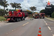 Ao chegar ao local, as equipes do CBMDF se depararam com o caminhão caçamba havia tombado ao longo da via