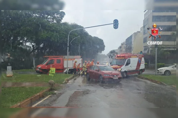 Colisão entre dois carros deixa uma pessoa ferida na Asa Norte - destaque galeria Colisão entre dois carros deixa uma pessoa ferida na Asa Norte - destaque galeria