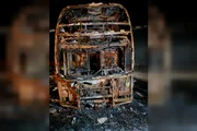 Ônibus ficou totalmente destruído
