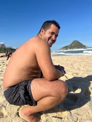 Durante esse período, ele se aproveitou do momento de fragilidade da mulher para cometer o golpe Durante esse período, ele se aproveitou do momento de fragilidade da mulher para cometer o golpe