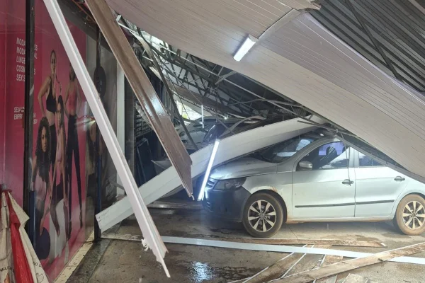 Fachada de comércio desaba durante temporal no DF e atinge 7 carros - destaque galeria
