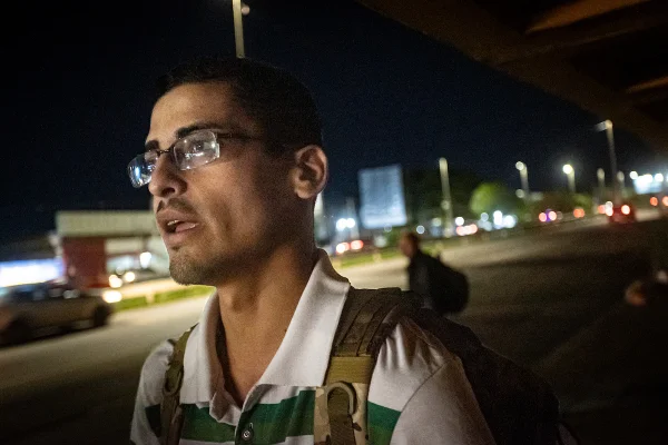 Pontos no breu: paradas de ônibus sem luz causam medo em passageiros do DF - destaque galeria