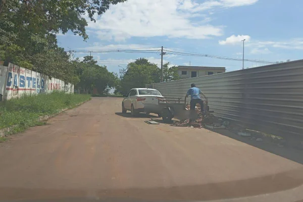 Flagrada, motorista é multada em R$ 3 mil por jogar entulho na rua - destaque galeria