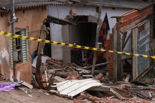 Trator derruba casa com família dentro e deixa crianças feridas - destaque galeria