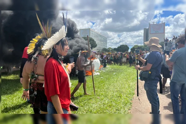 Indígenas incendeiam caveiras diante do Congresso Nacional em ato - destaque galeria