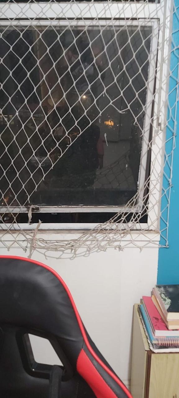 Janela com tela cortada