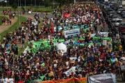 Um trio elétrico puxou o ato e os manifestantes