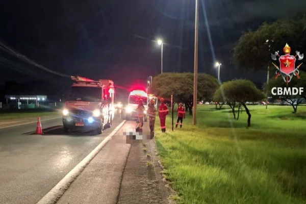 Motorista mata homem atropelado, perde controle e bate carro em árvore - destaque galeria