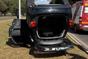 Bombeiros realizaram o desencarceramento da motorista presa às ferragens após o capotamento
