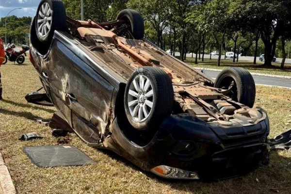 Carro capota na Asa Norte e motorista fica presa às ferragens - destaque galeria