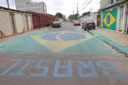 Bandeiras, luzes e elementos temáticos da Copa vão compor a disputa que incentiva a ornamentação das vias com foco em organização, originalidade e impacto visual Bandeiras, luzes e elementos temáticos da Copa vão compor a disputa que incentiva a ornamentação das vias com foco em organização, originalidade e impacto visual