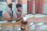 Imagens de segurança mostram Yuri deixando o prédio com mochila e bicicleta vermelha antiga Imagens de segurança mostram Yuri deixando o prédio com mochila e bicicleta vermelha antiga
