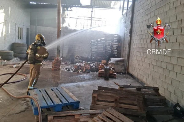 Idoso é socorrido após materiais recicláveis pegarem fogo em casa - destaque galeria