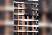 Imagens que circulam na internet mostram chamas e muita fumaça saindo de um apartamento, além de fuligem em outros
