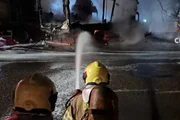 Os bombeiros utilizaram 15 mil litros de água para extinguir o incêndio