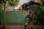 Três cômodos da casa acabaram atingidos pelo fogo 