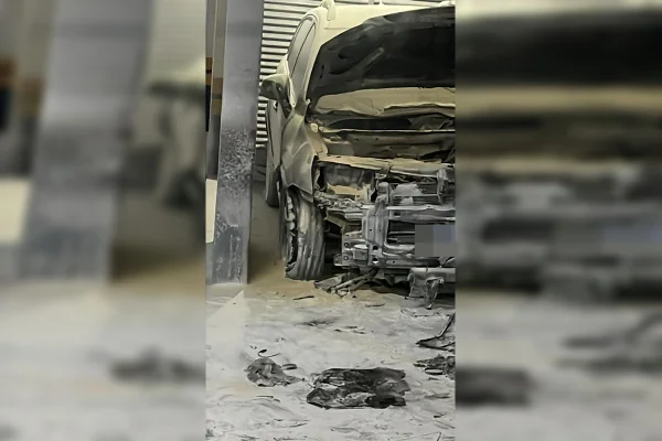 Carro pega fogo em garagem de prédio no DF e fica totalmente destruído - destaque galeria