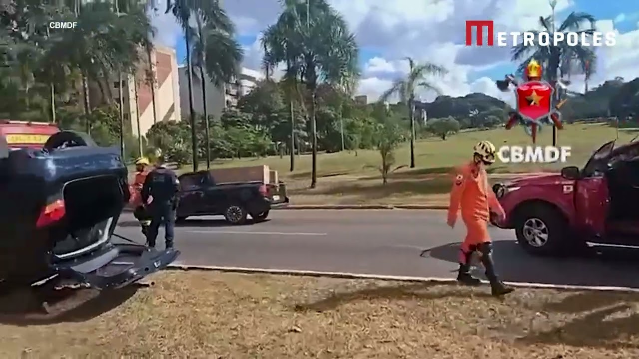 Mulher fica presa às ferragens após capotamento de carro na Asa Norte