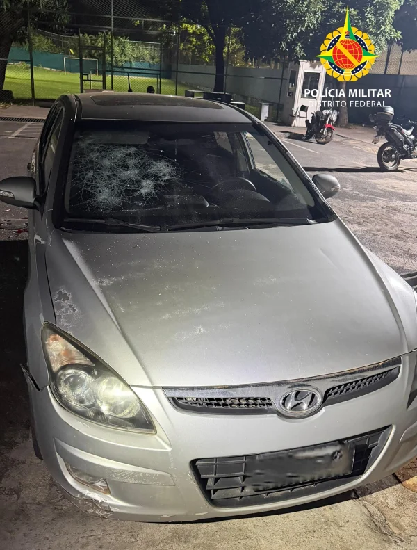 Mulher quebra carro do ex com martelo em estacionamento de hospital - destaque galeria