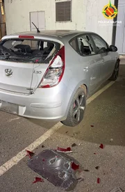O carro ficou destruído após o ataque
