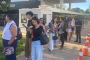 Fila ultrapassa a entrada do prédio Fila ultrapassa a entrada do prédio