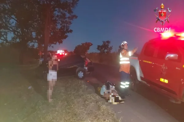 Carro colide contra árvore na DF-440 e deixa duas pessoas feridas - destaque galeria