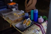 Na banca há sanduíches naturais, café e pães de queijo