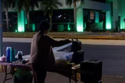 Hilda Alves, 49 anos, trabalha na banca ajudando a irmã
