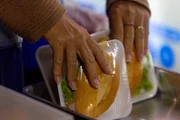 Na banca há sanduíches naturais, café e pães de queijo
