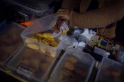 Na banca há sanduíches naturais, café e pães de queijo